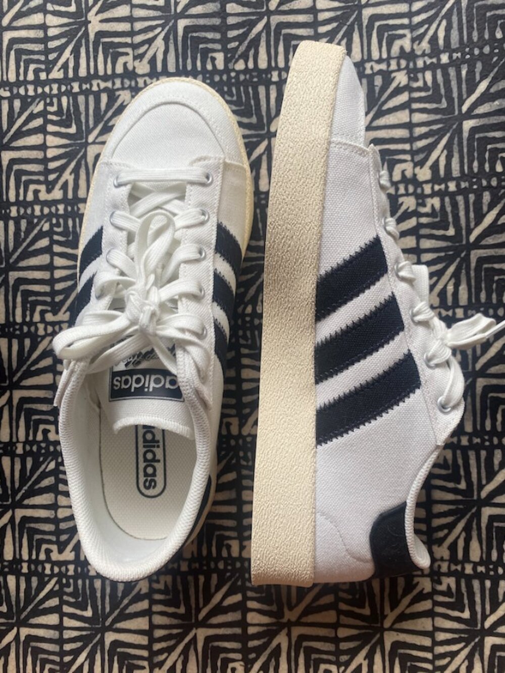 Brand-new Adidas JUMP HOOK SHOES White Sneakers with Black Stripes, Unisex 8.5M/